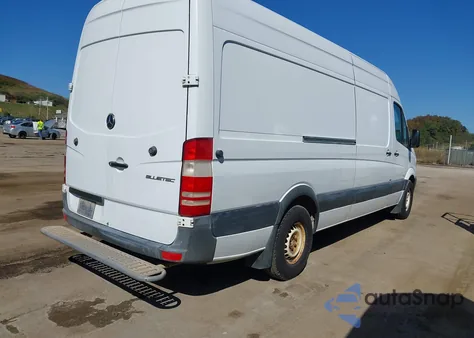 2015 Mercedes-Benz Sprinter 2500 High Roof из США, поврежденный, VIN WD3PE8DB8FP124943